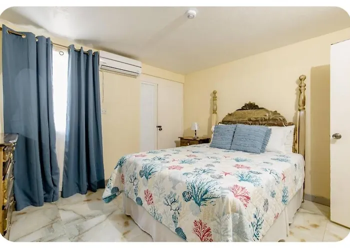 Bed & Breakfast Irie Getaway 3 Bedroom 3 Bathroom *